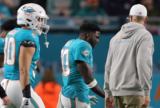 Jaylen Waddle of the Dolphins participates in drills; Tyreek Hill (thumb injury) sits out of practice with the Buccaneers | Picks n' Previews