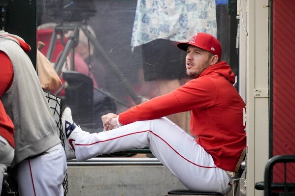 Mike Trout, star of the Angels, departs due to discomfort in his left knee | Picks n' Previews