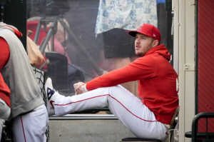 

Mike Trout, star of the Angels, departs due to discomfort in his left knee